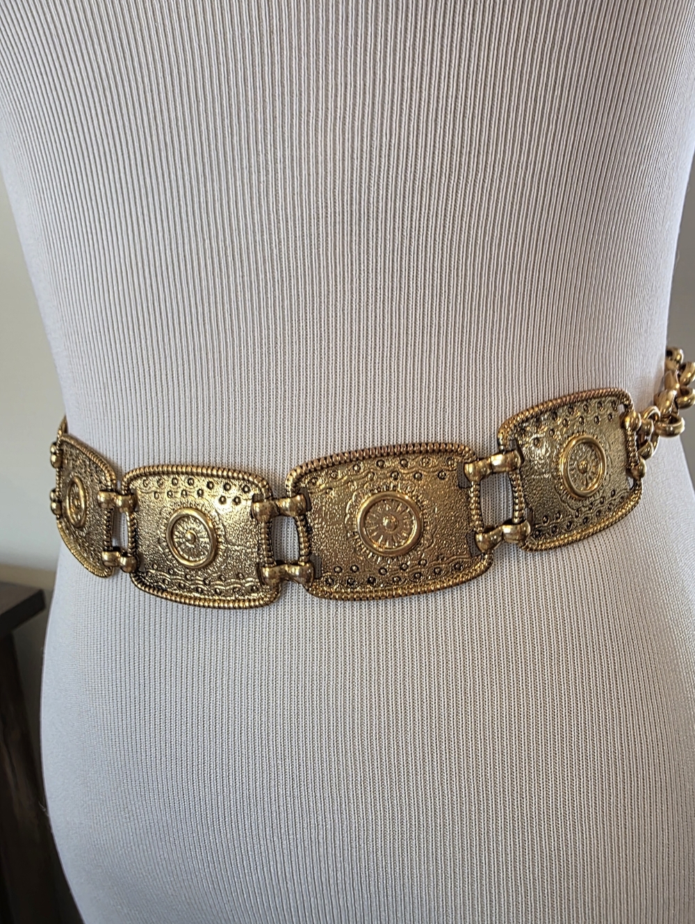Vintage New York Studio Made in Korea Medallion Gold Metal Belt Adjustable Artsy - Picture 2 of 9